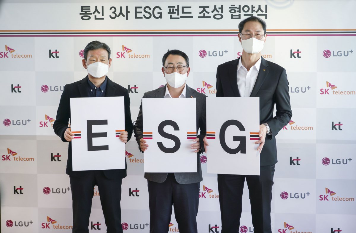 ▲통신3사가 ESG 경영 확산을 목표로 하는 ‘ESG 펀드’ 조성에 함께 나선다고 29일 밝혔다. SKT 유영상 대표(사진 가운데), LG유플러스 황현식 대표(왼쪽), KT 박종욱 사장이 성수동 헤이그라운드에서 ‘통신3사 ESG펀드 조성 협약식’을 갖고 기념 촬영을 하고 있다. (사진제공=SK텔레콤)