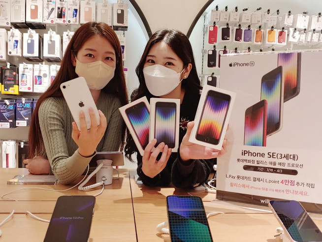 ▲서울 중구 소공동에 위치한 본점 8층 '윌리스' 매장에서 모델들이 '아이폰SE3'을 홍보하는 모습(사진제공=롯데백화점)