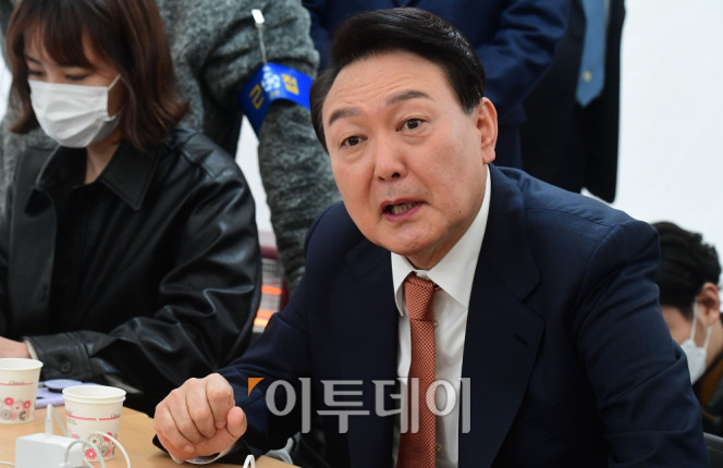 ▲윤석열 대통령 당선인이 24일 서울 종로구 통의동 인수위 천막 기자실을 방문해 기자들의 질문에 답하고 있다. (이투데이DB)