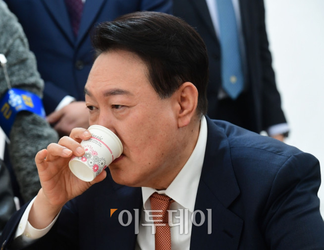 ▲윤석열 대통령 당선인이 24일 서울 종로구 통의동 인수위 천막 기자실을 방문해 기자들의 질문에 답하고 있다. (이투데이DB)