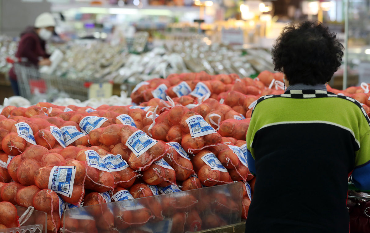 ▲서울의 한 대형 마트에 양파가 쌓여 있다.  (뉴시스)