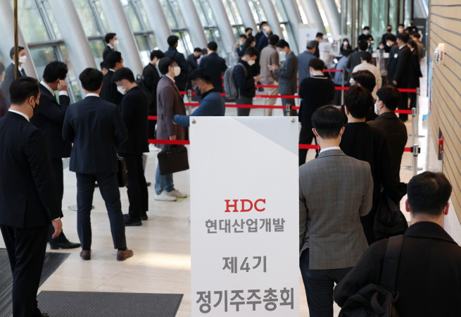 ▲29일 오전 서울 여의도 전경련회관에서 열린 HDC현대산업개발 제4기 주주총회에 주주들이 입장하기 위해 줄을 서고 있다. (연합뉴스)