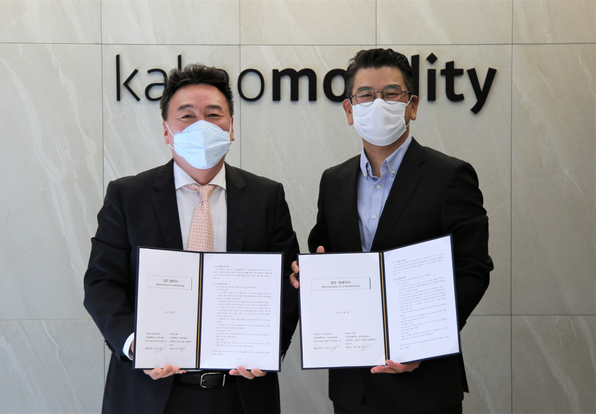 ▲29일 원유현 대동모빌리티 및 대동 대표(왼쪽)와 안규진 카카오모빌리티 부사장이 전기이륜차 시장 진출을 위한 업무협약(MOU)을 체결하고 기념촬영하고 있다. (사진제공=대동)