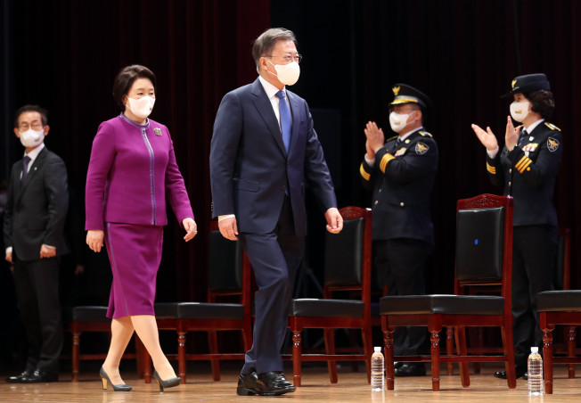 ▲문재인 대통령이 17일 오후 충남 아산 경찰대학에서 열린 2022년 신임경찰 경위·경감 임용식에 참석하고 있다. (연합뉴스)