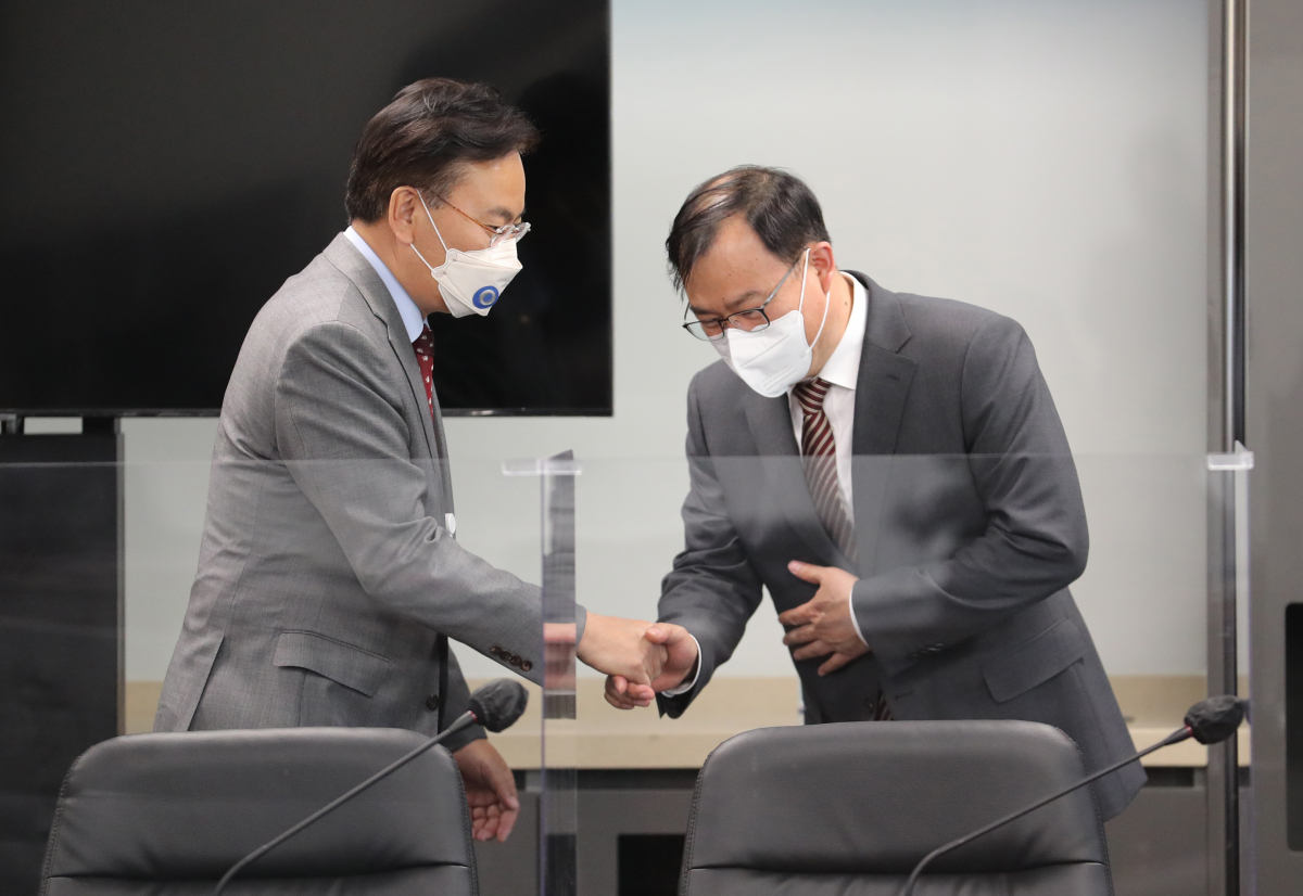 ▲29일 오후 서울 종로구 삼청동 인수위원회에서 열린 법무부 업무보고에서 유상범 인수위원과 주영환 법무부 기조실장(오른쪽)이 인사를 나누고 있다.  (연합뉴스)