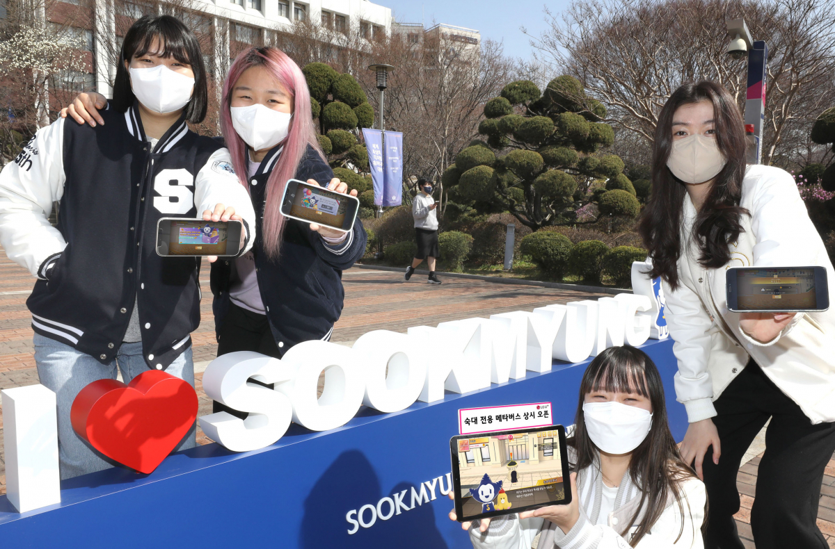 ▲스노우버스에서 숙명여대 학생들이 캠퍼스 투어를 체험하고 있다. (사진제공=LG유플러스)