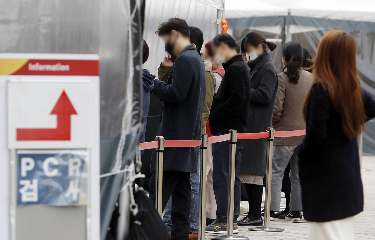 ▲30일 서울 중구 서울광장 임시선별검사소에서 시민들이 코로나19 검사를 받기 위해 대기하고 있다. 중앙방역대책본부는 이날 0시 기준으로 신규 확진자가 42만4641명 늘었다고 밝혔다.  (뉴시스)