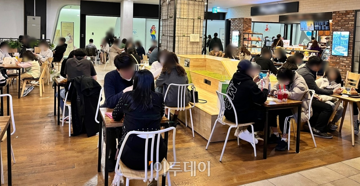 ▲전시 관람을 기다리는 사람들이 DDP 내 카페가 있는 장소에 모여 있다. 자리가 부족해 이곳에 앉지 못한 사람도 부지기수다. (홍인석 기자 mystic@)