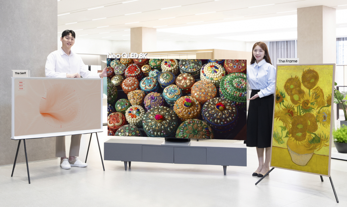 ▲삼성전자 모델이 서울 대치동에 위치한 삼성 디지털프라자 대치본점에서 2022년형 더 세리프(The Serif), Neo QLED 8K, 더 프레임(The Frame)을 소개하고 있다. (사진제공=삼성전자)