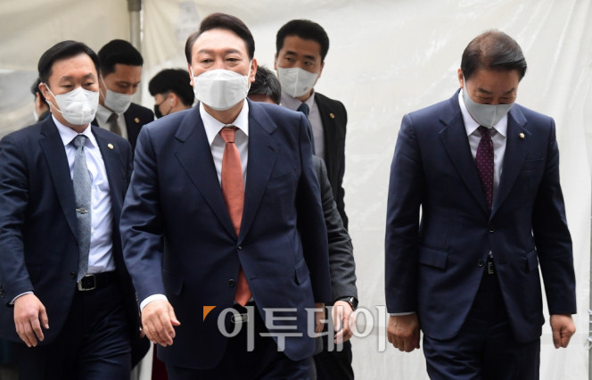 ▲윤석열 대통령 당선인이 24일 서울 종로구 통의동 인수위 천막 기자실 방문을 마치고 집무실로 이동하고 있다. (이투데이DB)