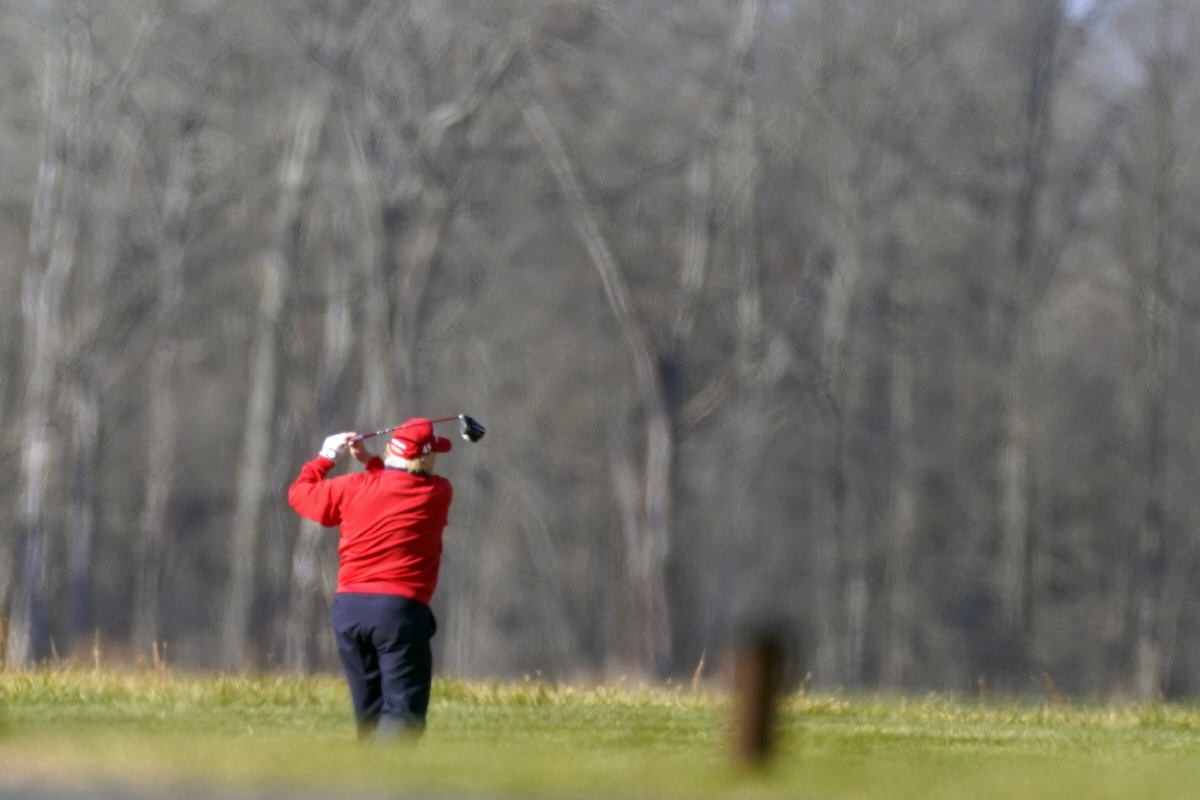 ▲도널드 트럼프 전 미국 대통령이 2020년 11월 28일 트럼프 내셔널 골프클럽에서 골프를 치고 있다. 스털링/AP뉴시스