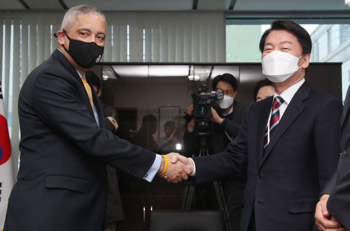 ▲안철수 인수위원장이 30일 서울 종로구 통의동 대통령직인수위원회 인수위원장실에서 크리스 코르소 주한미국대사관 대사대리와 악수하고 있다. (연합뉴스)