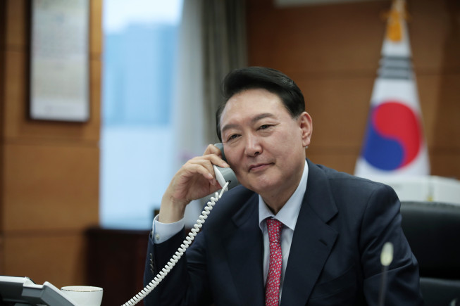 ▲윤석열 대통령 당선인이 16일 저녁 서울 종로구 통의동 집무실에서 스콧 모리슨 호주 총리와 통화하고 있다.  (사진제공=국민의힘)