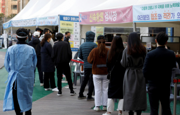 ▲코로나19 신규 확진자수가 0시 기준 34만7554명을 기록한 29일 서울 송파구보건소 선별진료소를 찾은 시민들이 PCR 및 신속항원검사를 기다리고 있다.  (뉴시스)