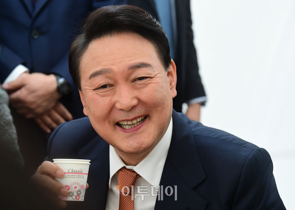 ▲윤석열 대통령 당선인이 24일 서울 종로구 통의동 인수위 천막 기자실을 방문해 기자들의 질문에 답하고 있다. (고이란 기자 photoeran@)