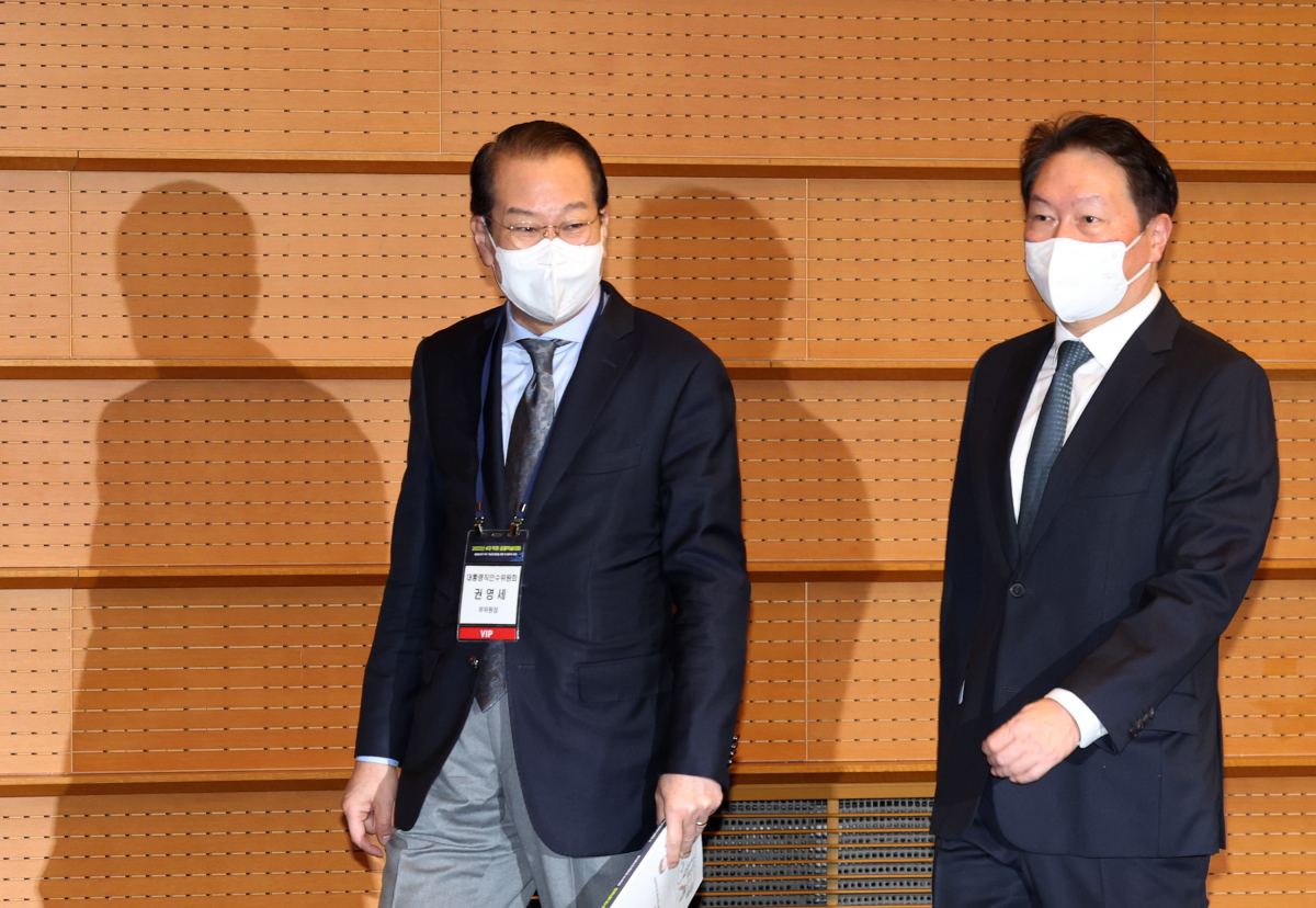 ▲최태원(오른쪽) 대한상의 회장과 권영세 인수위 부위원장이 31일 오전 서울 중구 대한상공회의소에서 '대한민국의 지속가능한 발전을 위한 새 정부의 과제'를 주제로 열린 4대 학회 공동학술대회에서 함께 입장하고 있다. (연합뉴스)