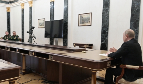 ▲블라디미르 푸틴(오른쪽) 러시아 대통령이 2월 27일(현지시간) 러시아 모스크바에서 세르게이 쇼이구 러시아 국방장관(가운데)과 발레리 게라시모프 러시아군 총참모장을 만나고 있다. 모스크바/AP뉴시스
