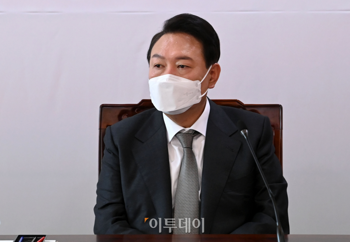 ▲윤석열 대통령 당선인이 31일 오전 서울 종로구 통의동 대통령직인수위원회에서 열린 경제1분과 업무보고 회의를 주재하고 있다. (인수위사진기자단)