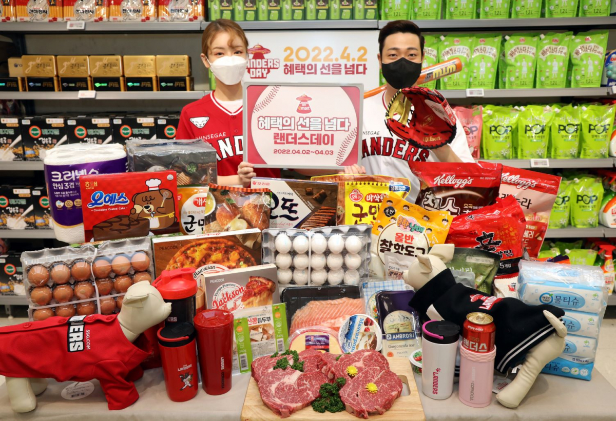 ▲31일 오전 이마트 성수점에서 모델들이 신세계그룹 '2022 랜더스데이' 행사를 소개하고 있다. (사진제공=이마트)