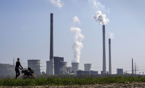 ▲독일 겔젠키르헨의 석탄 화력발전소 앞을 한 여성이 지나가고 있다. 겔젠키르헨/AP연합뉴스
