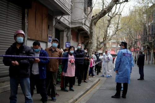 ▲중국 상하이의 한 거리에 사람들이 30일 식품을 사기 위해 줄 서 있다. 상하이/로이터연합뉴스
