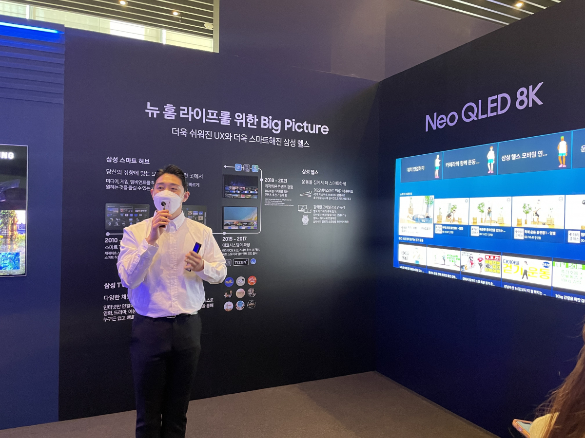 ▲삼성전자 관계자가 ‘삼성 헬스’에 대해 설명하고 있다.  (강태우 기자 burning@)