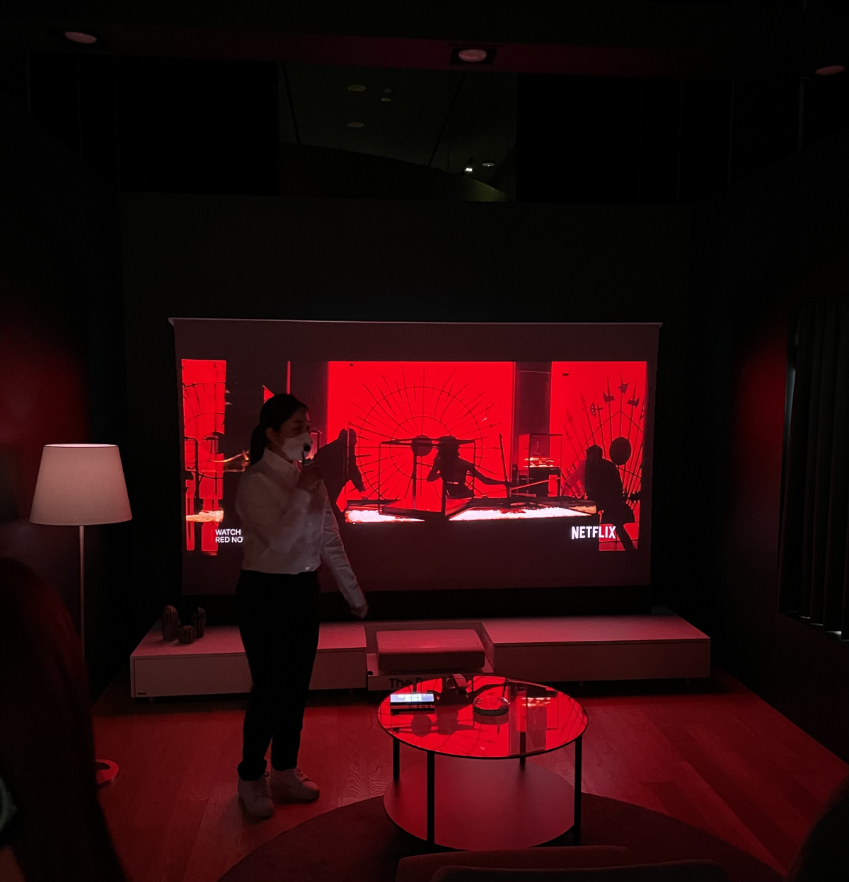 ▲삼성전자 관계자가 ‘스마트싱스’를 작동해 최적의 영화 관람 환경을 만든 뒤 이를 설명하고 있다.  (강태우 기자 burning@)