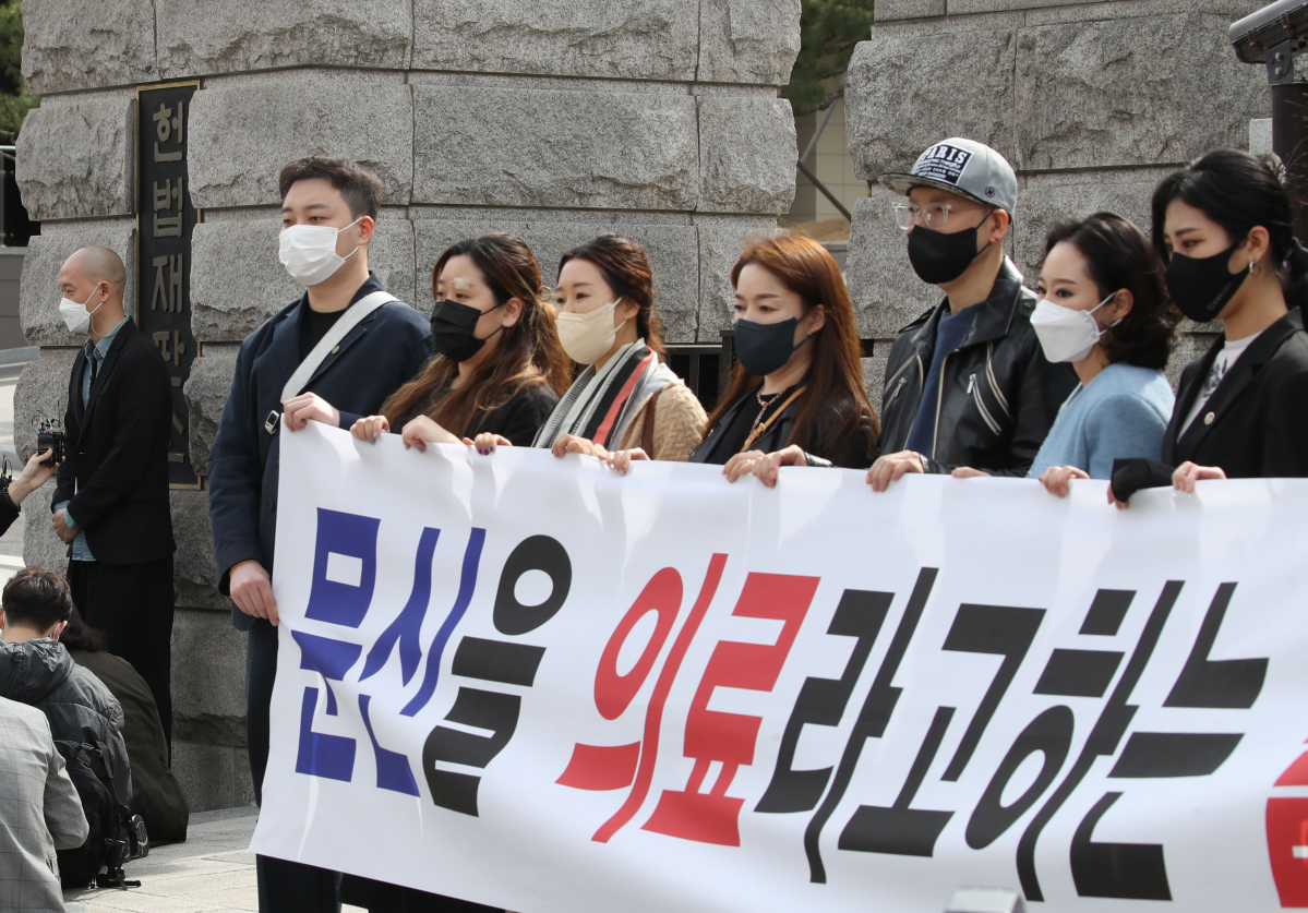 ▲김도윤(왼쪽) 타투유니온 지회장과 임보란 대한문신사중앙회 이사장(오른쪽 두번째) 및 임원 등이 지난해 서울 종로구 재동 헌법재판소에서 열린 의료법 27조 1항 등에 관해 낸 헌법소원심판 사건 합헌 결정 이후 기자회견 하고 있다. (뉴시스)