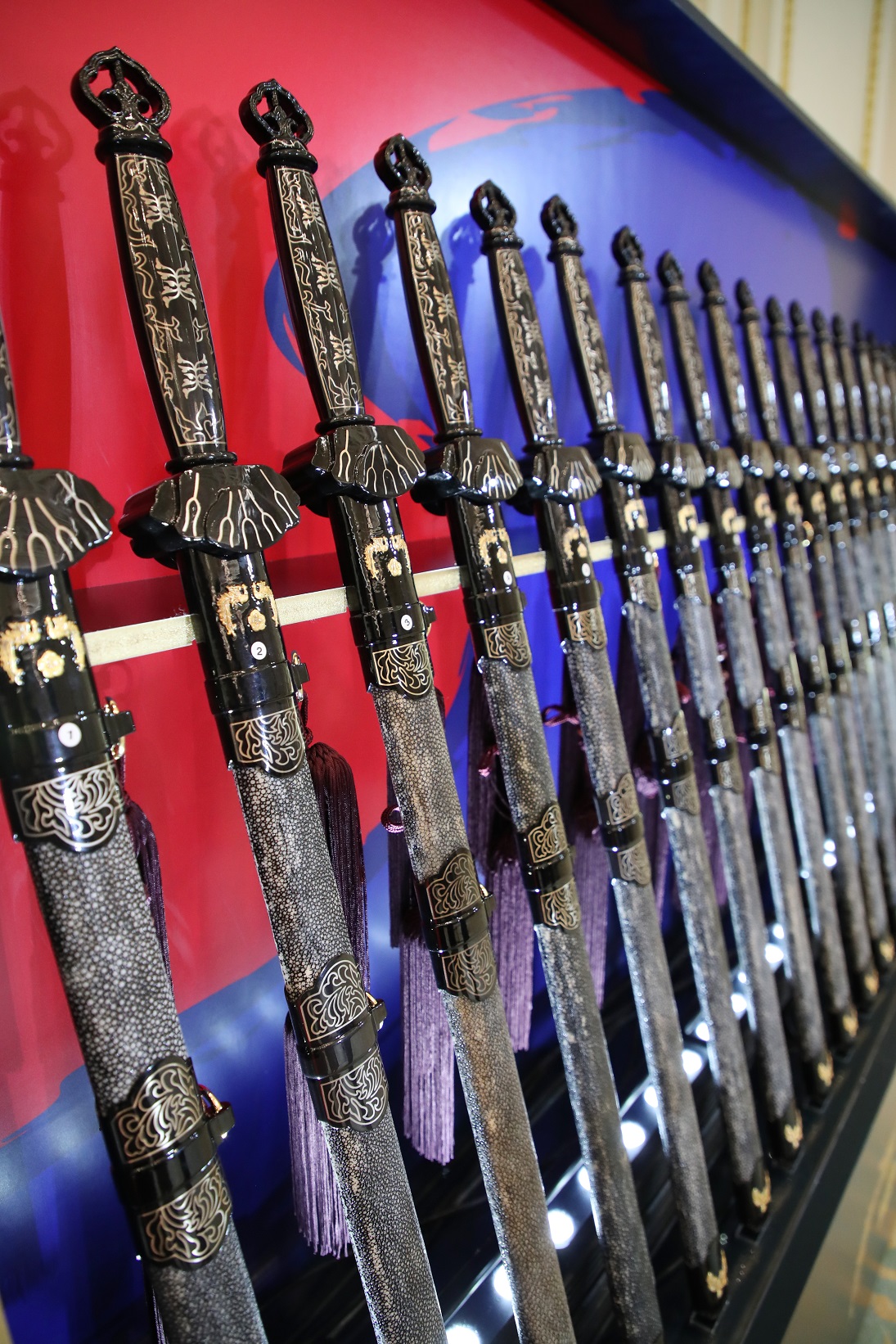 ▲<YONHAP PHOTO-3986> 삼정검    (서울=연합뉴스) 안정원 기자 = 31일 청와대 영빈관에서 열린  육군, 해군, 해병대, 공군 준장 진급자 삼정검 수여식에 문재인 대통령이 수여할 삼정검이 놓여 있다.      삼정검의 '삼정'은 육·해·공군이 일치하여 호국·통일·번영의 3가지 정신 달성을 의미한다. 2022.3.31    jeong@yna.co.kr/2022-03-31 16:10:37/<저작권자 ⓒ 1980-2022 ㈜연합뉴스. 무단 전재 재배포 금지.>