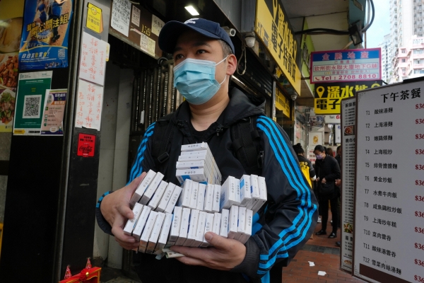 ▲홍콩에서 지난달 28일 한 남성이 코로나19 신속항원검사키트를 잔뜩 구매해 손에 든 채로 걷고 있다. 홍콩/AP연합뉴스
