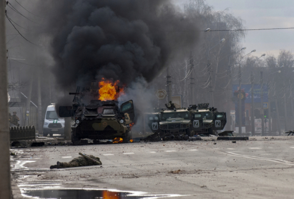 ▲우크라이나 제2도시 하리코프에서 지난달 27일(현지시간) 러시아군의 버려진 장갑차가 화염에 휩싸여있다. 하리코프/AP뉴시스