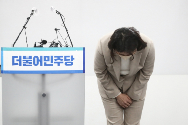 ▲이재명 더불어민주당 대선 후보의 배우자 김혜경 씨가 9일 오후 서울 여의도 민주당 중앙당사에서 기자회견을 열고, 과잉의전 논란에 대해 사과하고 있다. 신태현 기자 holjjak@ (이투데이DB)