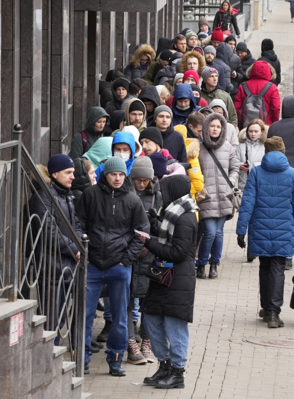 ▲러시아 상트페테르부르크의 한 현금인출기(ATM) 앞에 지난달 25일 주민들이 유로를 인출하기 위해 길게 줄을 서 있다. 상트페테르부르크/AP연합뉴스 
