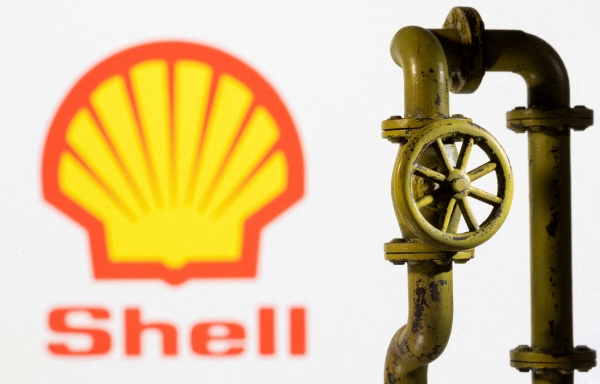 ▲영국 석유 대기업 셸 로고 앞에 3D 프린터로 인쇄된 가스관 모형이 놓여져 있다. 로이터연합뉴스 
