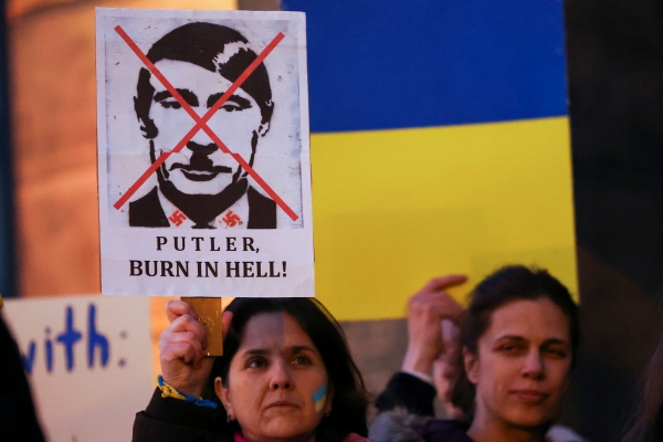 ▲영국 리버풀에서 1일(현지시간) 러시아의 우크라이나 침공에 반대하는 시민들이 시위하고 있다. 리버풀/로이터연합뉴스
