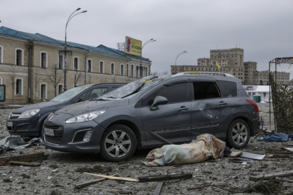 ▲1일(현지시간) 우크라이나 제2도시 하리코프의 중앙광장이 러시아의 포격을 받은 가운데 인근에 공격으로 파손된 차량 옆에 희생자 시신이 보인다. 하리코프/AP뉴시스