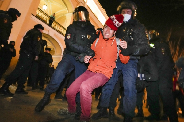 ▲러시아 상트페테르부르크에서 지난달 27일 반전 시위에 참여하던 시민이 경찰에 연행되고 있다. 상트페테르부르크
