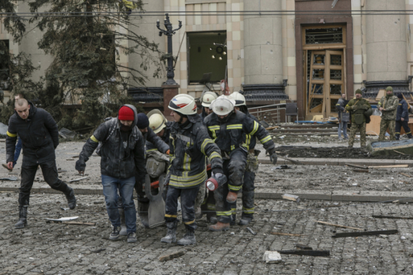 ▲우크라이나 구급대원들이 1일(현지시간) 하르키우(하리코프)에서 포격을 받은 시청 밖으로 희생자 시신을 옮기고 있다. 하르키우/AP뉴시스