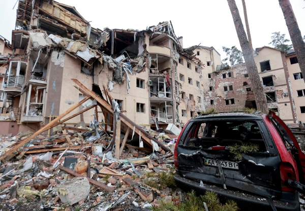 ▲우크라이나 키이우(키예프)에서 2일(현지시간) 아파트가 러시아 폭격에 무너져 내렸다. 키이우/로이터연합뉴스
