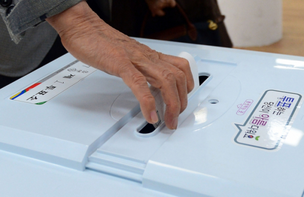 ▲제19대 대통령선거일 당시 한 유권자가 투표권을 행사하고 있다.(이투데이DB)