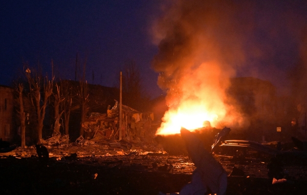 ▲우크라이나 키이우(키예프)의 한 마을이 2일(현지시간) 불타오르고 있다. 키이우/로이터연합뉴스
