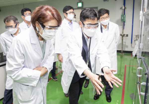 ▲한정애 환경부 장관이 대전시 유성구 SK이노베이션 연구소를 방문해 폐플라스틱 열분해 연구시설을 둘러보고 있다. (뉴시스)