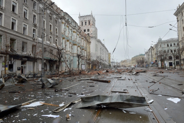 ▲우크라이나 제2도시 히르키우(하리코프) 헌법 광장에 2일(현지시간) 러시아의 공격으로 파괴된 건물 잔해 등이 널브러져 있다. 히르키우/AFP연합뉴스

