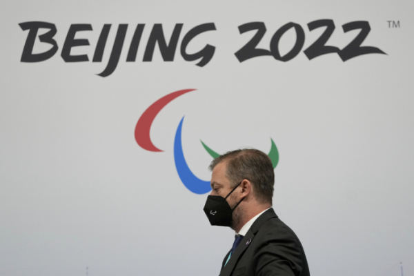 ▲앤드루 파슨스 국제 패럴림픽 위원회(IPC) 위원장이 2일(현지시간) 2022 베이징 동계 패럴림픽 관련 기자회견을 마친 후 회견장을 떠나고 있다. IPC는 3일 러시아·벨라루스 선수단의 패럴림픽 출전을 불허하기로 했다고 밝혔다. 베이징/AP뉴시스 