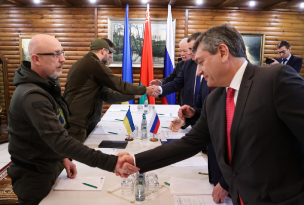 ▲우크라이나 대표단(왼쪽)과 러시아 대표단이 3일 벨라루스 브레스트에서 2차 회담에 앞서 악수하고 있다. 브레스트/타스연합뉴스