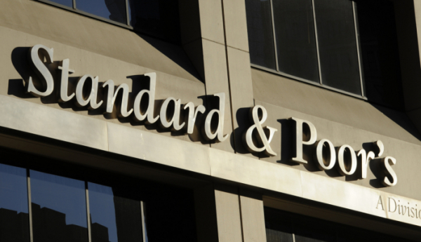 ▲스탠더드앤드푸어스(S&P) 미국 뉴욕 본사에 회사 로고가 보인다.  (뉴욕/AP뉴시스)