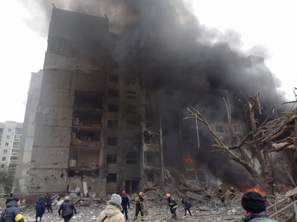 ▲3일(현지시간) 러시아군의 공습을 당한 우크라이나 체르니히우 도심 빌딩에서 소방대가 화재 진압을 하고 있다. 러시아군은 우크라이나 민간에 대한 공격 수위를 높이고 있다. AP연합뉴스
