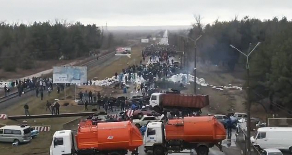 ▲우크라이나 자포리자 현지 시민들이 나서서 모래주머니와 폐차, 트럭 등을 동원해 러시아군의 원전 진입을 막고 있다. 데일리메일