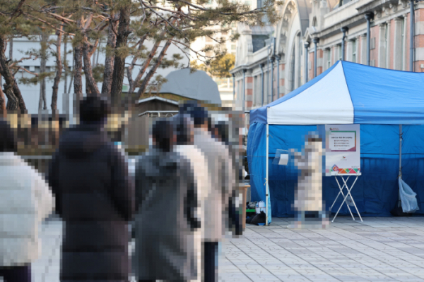 ▲5일 오후 서울역 앞 임시기표소에서 코로나19 확진·격리자들이 투표하고 있다.  (연합뉴스)