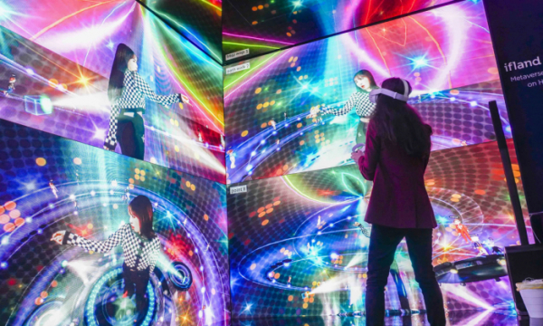 ▲이프랜드 HMD를 통해 관람객이 볼류메트릭으로 구현된 K팝스타 제이미의 미니콘서트를 즐기고 있다. (사진제공=SKT)